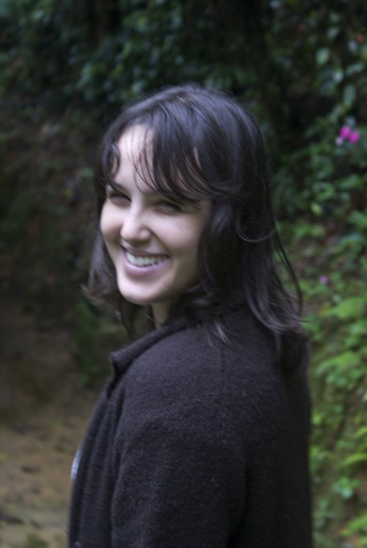 Larissa Helena Narcisi Reinprecht. Conhece esta pessoa? Por favor, pergunte a ela onde estão seus pais!