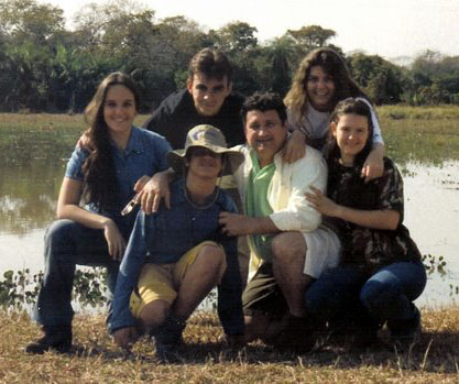 Férias da família Reinprecht (pagas com o dinheiro dos lesados pela Axcel Books, naturalmente). Reconhece alguém nesta foto? Entre em contato e pergunte onde está o casal Ricardo Reinprecht (ao centro, casaco branco) e Gisella Narcisi Reinprecht (no topo à direita)!